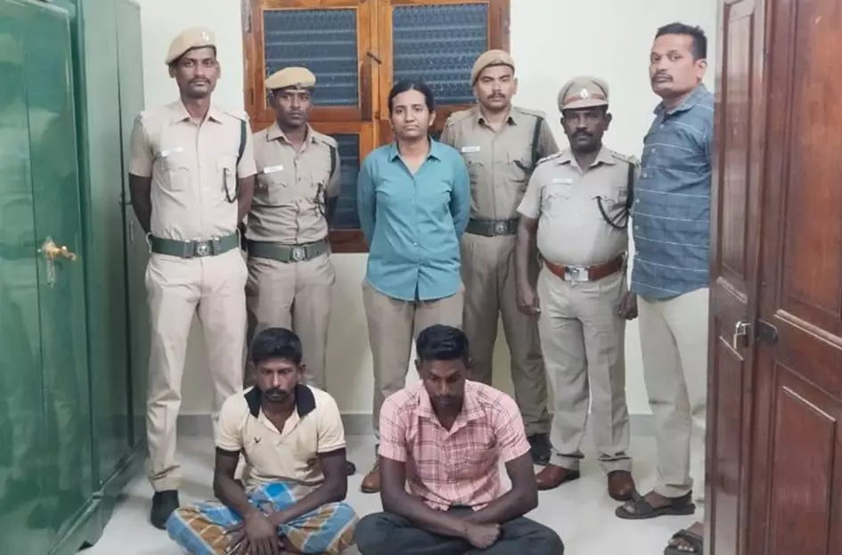 சிவகிரி அருகே வனத்துறையினரால் தேடப்பட்டு வந்த 2 பேர் கைது சிவகிரி அருகே வனத்துறையினரால் தேடப்பட்டு வந்த 2 பேர் கைது