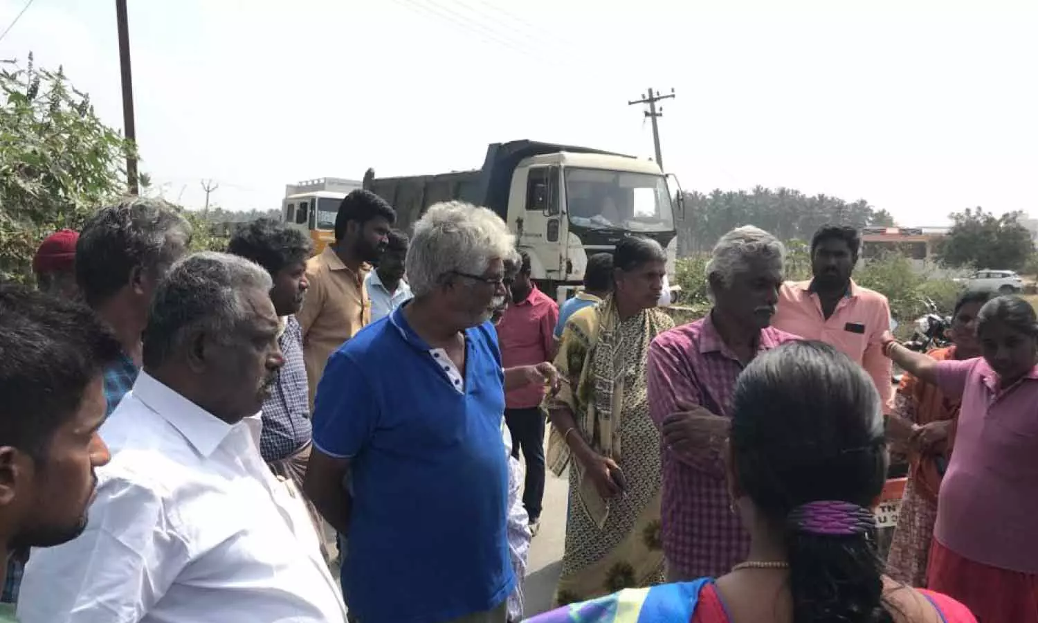 உடுமலை அருகே மணல் லாரிகளை சிறைப்பிடித்து பொதுமக்கள் போராட்டம்