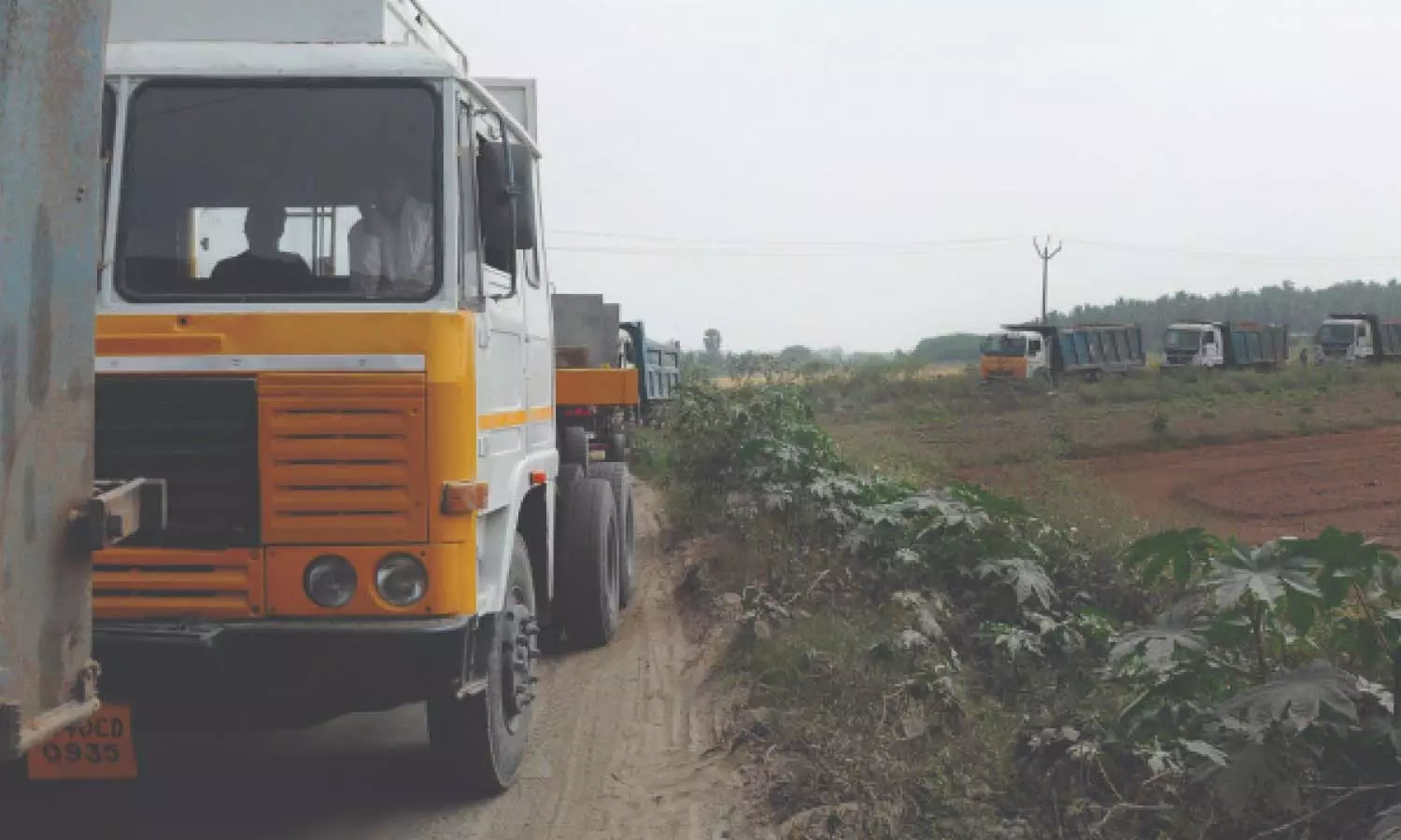 உடுமலை அருகே மணல் லாரிகளை சிறைப்பிடித்து பொதுமக்கள் போராட்டம்