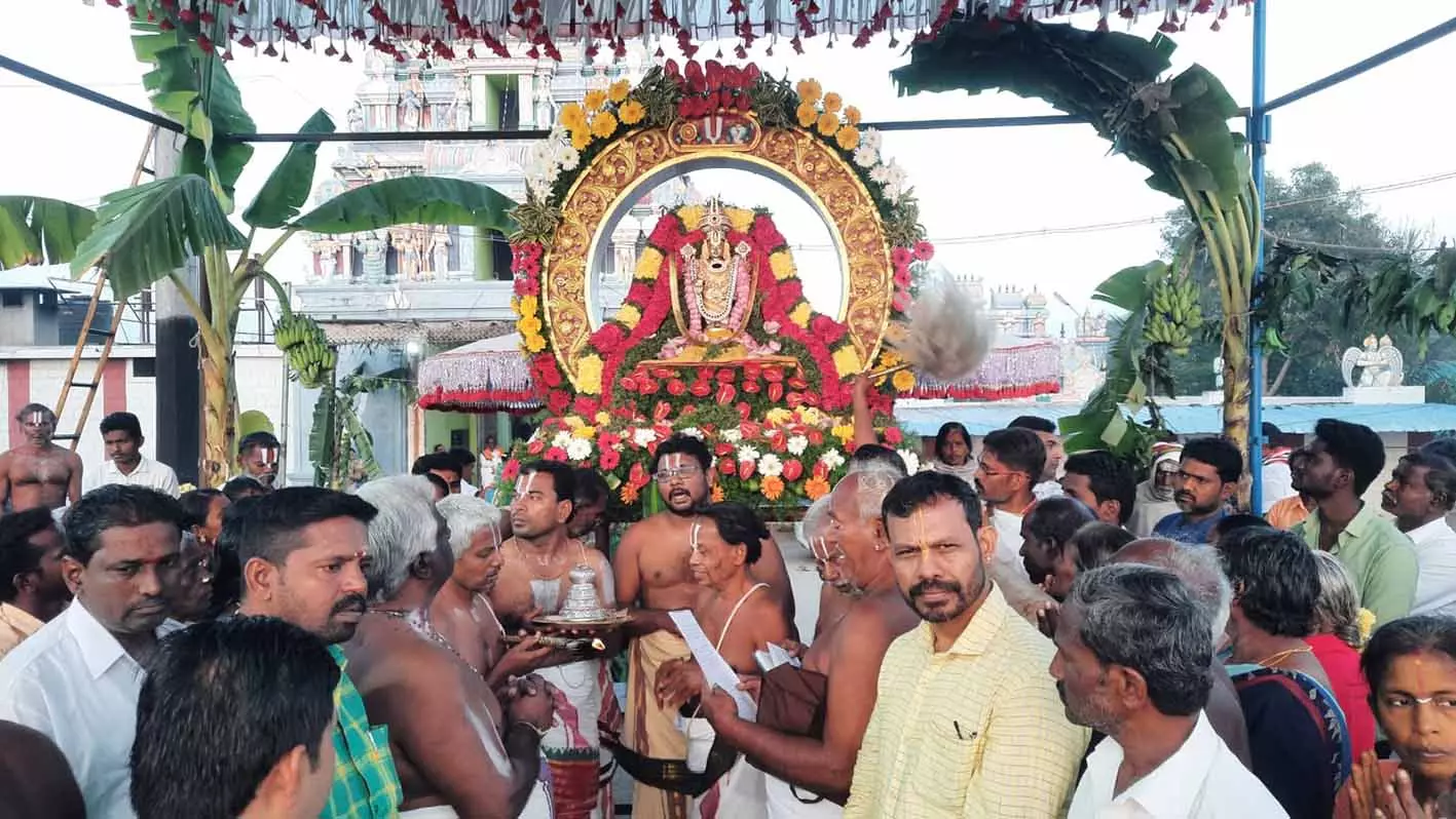 சூரிய பிரபை வாகனத்தில் பெருமாள் உலா