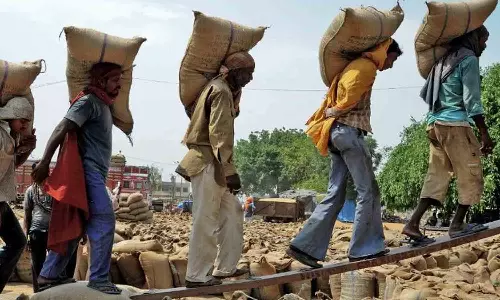 குடியரசு தினத்தன்று விடுமுறை அளிக்காத 62 நிறுவனங்கள் மீது நடவடிக்கை