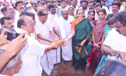 ஆலங்குளத்தில் சாலை விரிவாக்க பணியால் அகற்றப்படும் காமராஜர் சிலையை மாற்று இடத்தில்  அமைக்க அடிக்கல் நாட்டு விழா - எம்.பி.- எம்.எல்.ஏ.க்கள் பங்கேற்பு