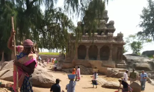 ஜி 20 மாநாடு காரணமாக மாமல்லபுரம் விழாக்கோலம்- தேசிய கொடி வண்ணத்தில் விளக்குகள் அமைப்பு