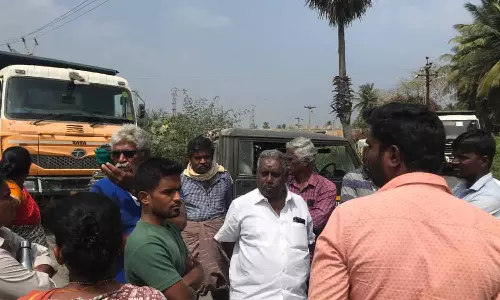 உடுமலை அருகே மணல் லாரிகளை சிறைப்பிடித்து பொதுமக்கள் போராட்டம்