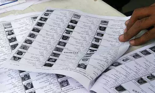 ஈரோடு இடைத்தேர்தல்- வீடு வீடாக வாக்காளர் சரி பார்க்கும் பணியை தொடங்கிய அ.தி.மு.க.வினர்