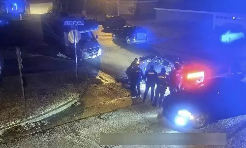 அமெரிக்காவில் கருப்பின வாலிபரை போலீசார் தாக்கி கொன்ற வீடியோ வெளியீடு