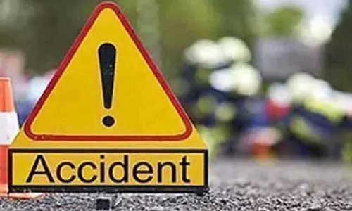 போலீஸ் ஜீப் சாலை நடுவில் வைக்கப்பட்டிருந்த டிவைடரில் மோதி விபத்து