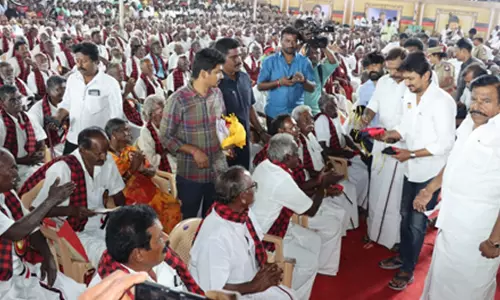 தி.மு.க. மூத்த தொண்டர்கள் 1,040 பேருக்கு பொற்கிழி அமைச்சர் உதயநிதி ஸ்டாலின் வழங்கினார்