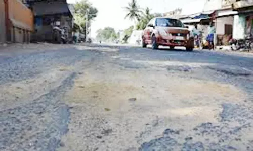 சாலையில் உள்ள பள்ளத்தை சீரமைக்க பொதுமக்கள் வலியுறுத்தல்