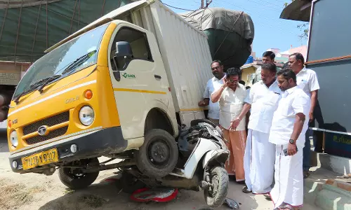 லாரியில் இருந்து வேன் மீது சரிந்து விழுந்த மூட்டைகள்
