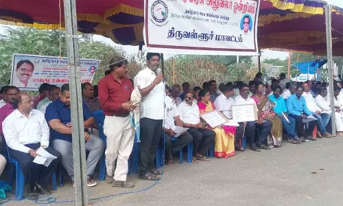 திருவள்ளூர் கலெக்டர் அலுவலகம் அருகே அரசு அலுவலர்கள் உண்ணாவிரத போராட்டம்