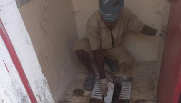 மனித கழிவுகளை மனிதர்களே அள்ளிய அவலம்- குற்றச்சாட்டுக்கு பேரூராட்சி செயல் அலுவலர் விளக்கம்