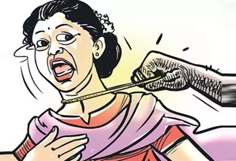 திருச்சி நவல்பட்டு அருகே பட்டப்பகலில் துணிகரம்-மூதாட்டிக்கு லிப்ட் கொடுத்தும், மற்றொரு பெண்ணை வழிமறித்தும் செயின் பறிப்பு