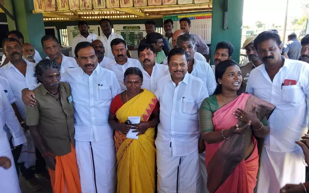 குட்டி யானைகளை பராமரித்த பாகன் தம்பதிக்கு பாராட்டு