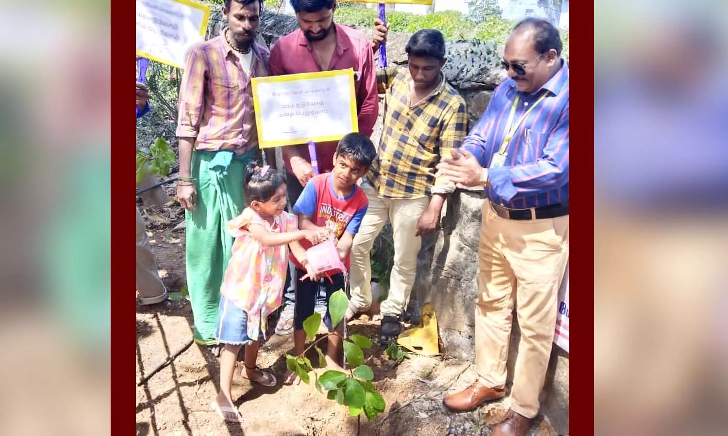 தூய்மை இந்தியா திட்டத்தின் கீழ் டவுன் பூங்காவில் செடிகள் நடும் பணி தூய்மை இந்தியா திட்டத்தின் கீழ் டவுன் பூங்காவில் செடிகள் நடும் பணி