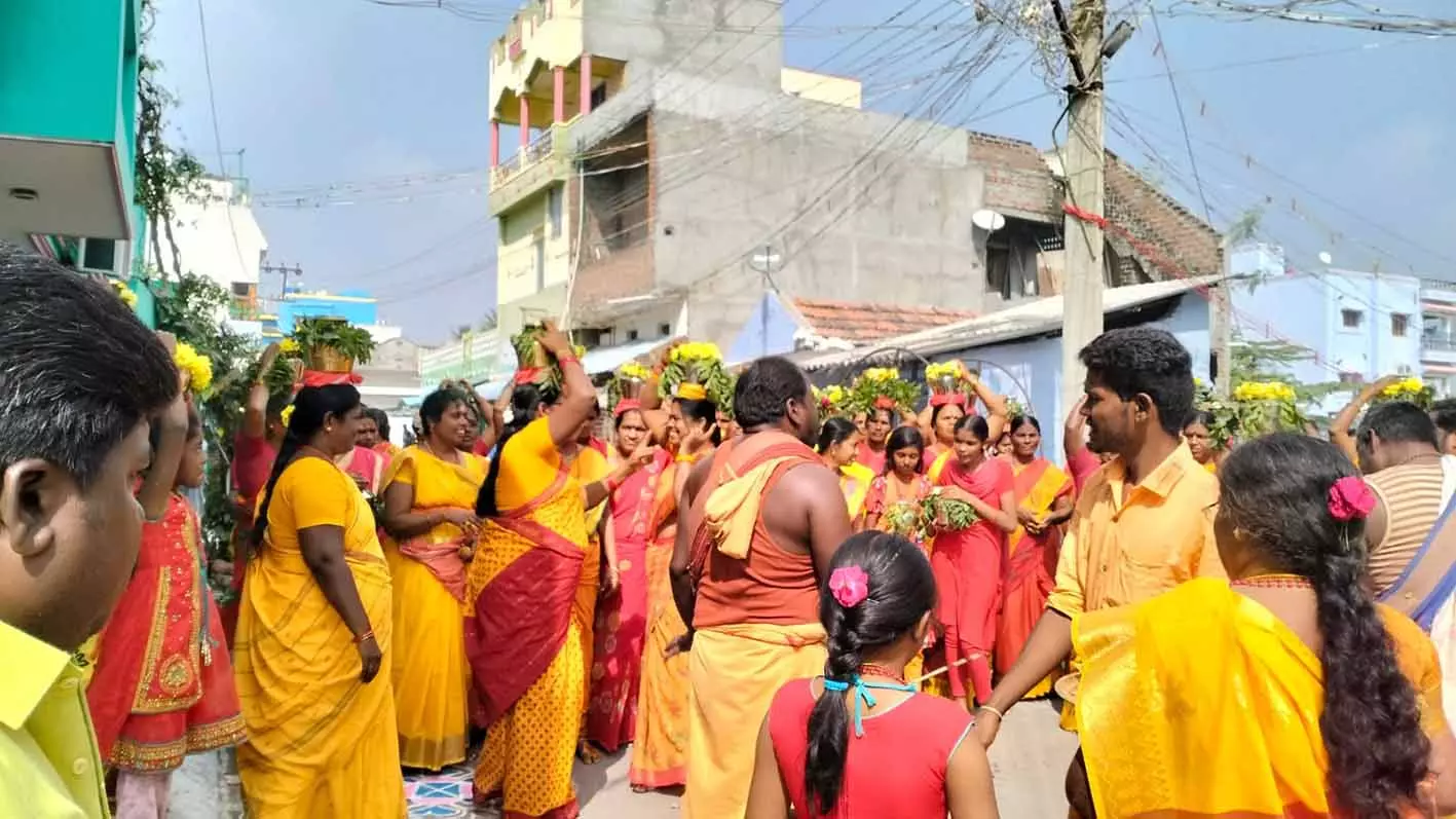 ஓம் சக்தி பக்தர்களின் பால்குட ஊர்வலம் ஓம் சக்தி பக்தர்களின் பால்குட ஊர்வலம்