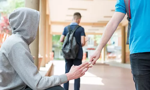 மாணவர்கள் கையில் விளையாடும் போதை பொருட்கள்