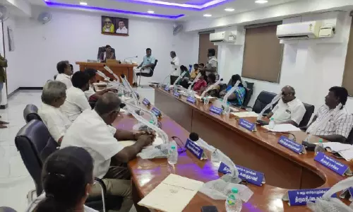 பல்லடம் பஸ் நிலையத்திற்குள் பஸ்கள் வந்து செல்ல  நடவடிக்கை எடுக்க வேண்டும் -  நகராட்சி கூட்டத்தில் கவுன்சிலர்கள் வலியுறுத்தல்