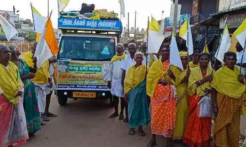 தைப்பூசத்தை முன்னிட்டு பக்தர்கள் பாதயாத்திரை