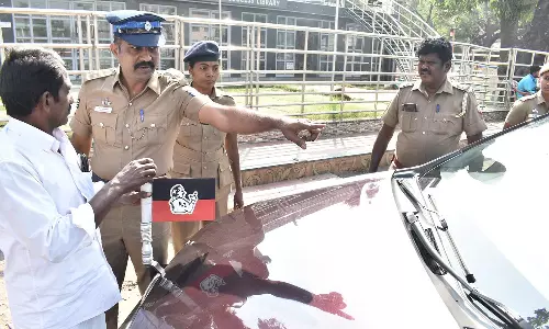 ஈரோடு மாநகர் முழுவதும் கார்கள் அணிவகுப்பால் கடும் போக்குவரத்து நெரிசல்