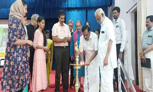 ஆயுர்வேத மருத்துவம் பற்றி பள்ளிகளில் தனி பாடத் திட்டம் கொண்டு வரவேண்டும்
