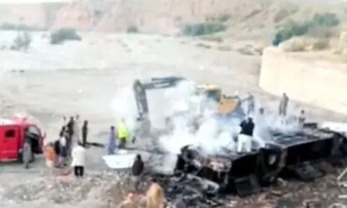 பாகிஸ்தானில் பள்ளத்தில் பஸ் கவிழ்ந்து தீப்பிடித்தது- 40 பேர் பலி