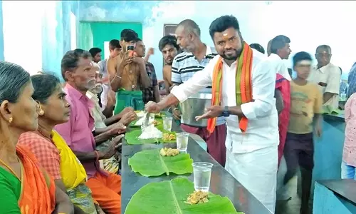 பாதயாத்திரை பக்தர்கள் குழு சார்பில் அன்னதானம்