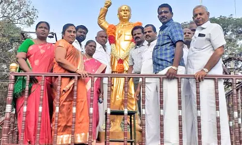 செங்கோட்டையில் வாஞ்சிநாதன் சிலை சீரமைப்பு - நகர்மன்ற தலைவா் திறந்து வைத்தார்