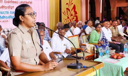 தேர்வில் அதிக மதிப்பெண் பெற்றவர்களுக்கு தங்கப்பதக்கம் வழங்கி பாராட்டு