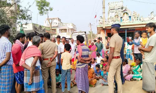 சிதம்பரம் அருகே மணல் லாரிகளை கண்டித்து கிராம மக்கள் சாலை மறியல்