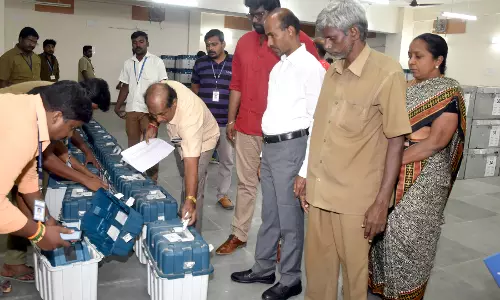 மின்னணு வாக்குப்பதிவு எந்திரங்கள் வைக்கப்பட்டுள்ள அறைக்கு துப்பாக்கி போலீஸ் பாதுகாப்பு