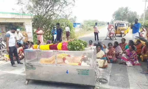 சுடுகாட்டுக்கு பாதை கேட்டு பிணத்துடன் சாலை மறியல்