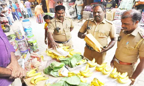 வேலூர் காந்தி ரோட்டில் கடைகளில் போலீசார் திடீர் சோதனை