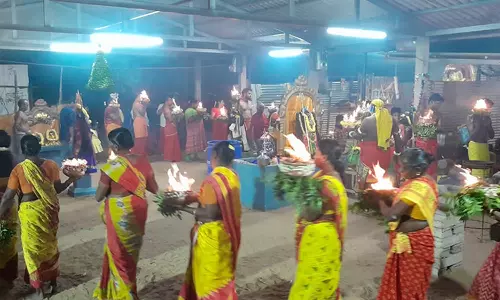 பெண்கள் தீச்சட்டி ஏந்தி வழிபாடு