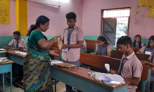 கொடுங்கையூர் அரசு பள்ளியில் மாணவர்களுக்கு காலை உணவு கொடுத்து உற்சாகப்படுத்தும் ஆசிரியர்கள்