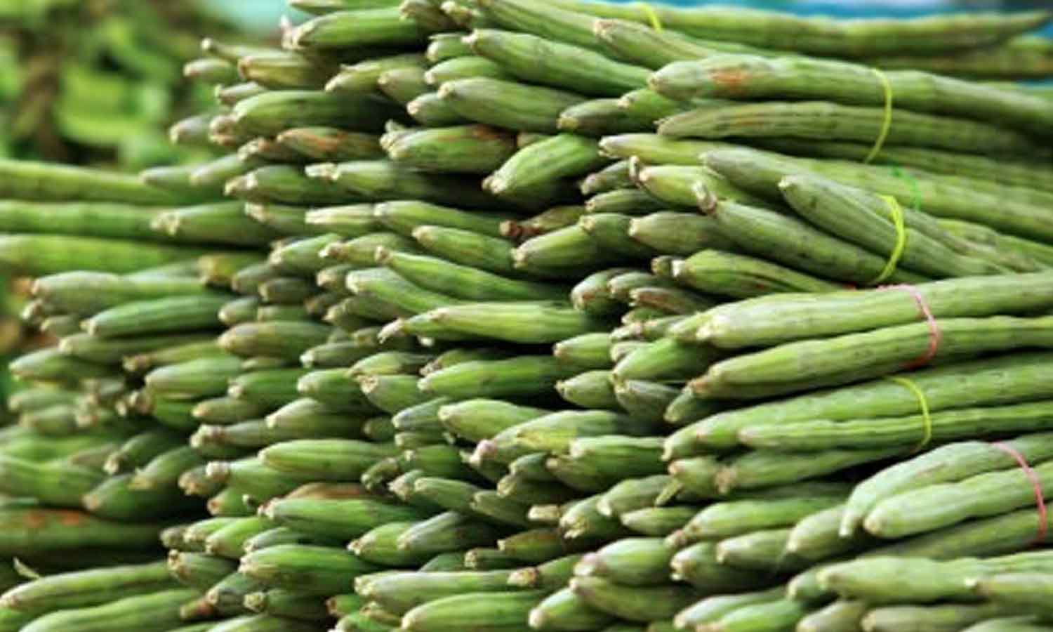 வெள்ளக்கோவில் சந்தைக்கு  700 கிலோ முருங்கைக்காய்கள் வரத்து