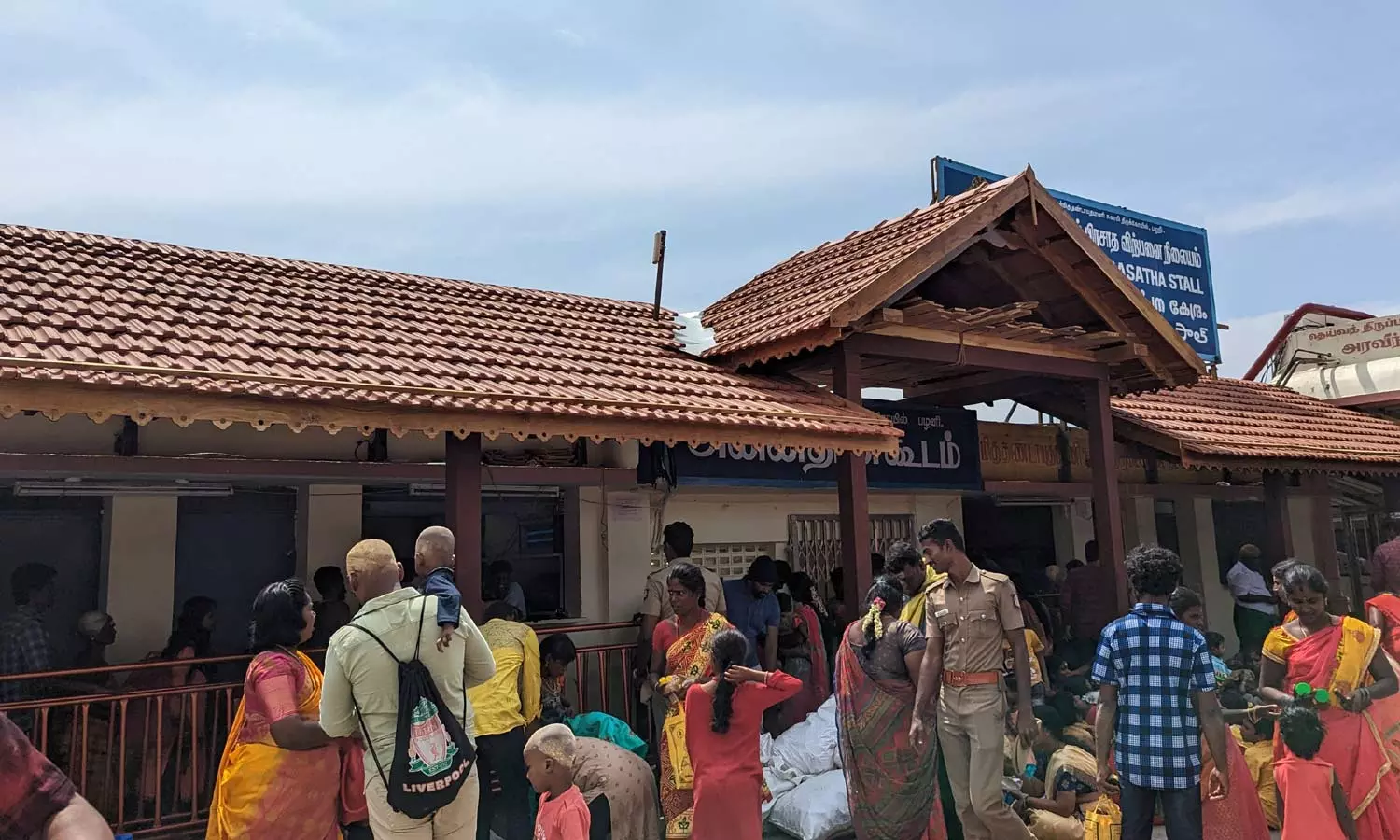 பழனி கோவிலில் கேரள பாரம்பரிய கட்டிடங்களை போன்று வேயப்பட்ட மேற்கூரைகள் பழனி கோவிலில் கேரள பாரம்பரிய கட்டிடங்களை போன்று வேயப்பட்ட மேற்கூரைகள்