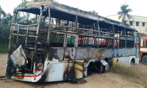 மேட்டூர் அருகே நடுரோட்டில் ஆம்னி பஸ் தீப்பிடித்து எரிந்தது- 10 பயணிகள் காயம்