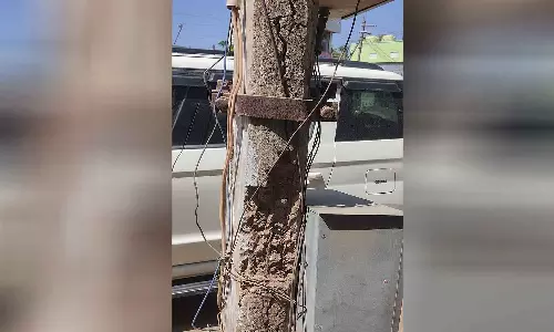 உடுமலையில் ஆபத்தான மின்கம்பம்  சீரமைக்கப்படுமா?