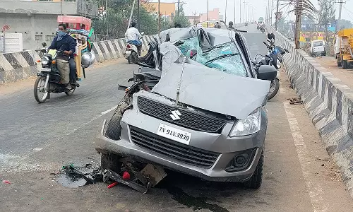 விருத்தாசலம் அருகே கார் மீது பஸ் மோதி 3 மாணவர்கள் படுகாயம்