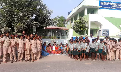 பள்ளி முன்பு மாணவர்களுடன் பெற்றோர் முற்றுகை போராட்டம்