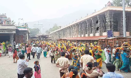 திருவண்ணாமலை கோவிலில் பக்தர்கள் காவடியுடன் வீதி உலா
