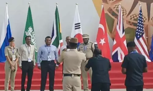 ஜி20 கொடிகள் முன்பு போட்டோ எடுத்த போலீஸ் அதிகாரிகள்