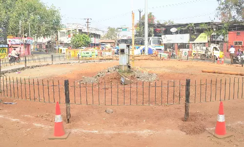 கோவை புரூக் பாண்டு சாலையில் சிக்னலை அகற்றி ரவுண்டானா அமைத்த போலீசார்