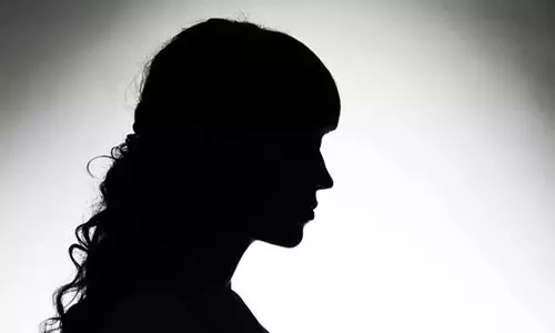 கணவருடன் கொள்ளையடிக்க வந்த பெண் சிக்கினார்