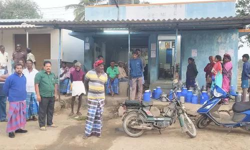 பணம் தராமல் இழுத்தடிப்பு: பால் உற்பத்தியாளர்கள் போராட்டம்