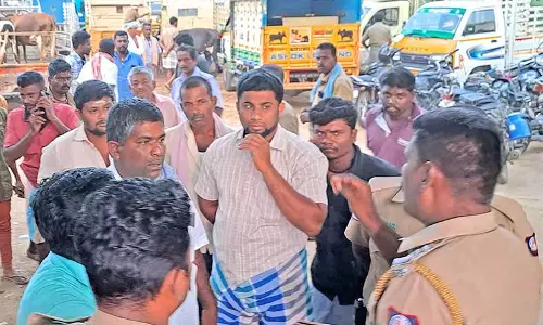 மேலப்பாளையம் சந்தைக்கு மாடுகளை ஏற்றி வரும் வாகனங்களுக்கு லஞ்சம் கேட்பதாக வியாபாரிகள் புகார் - ஆர்ப்பாட்டம் நடத்த முயற்சி-பரபரப்பு