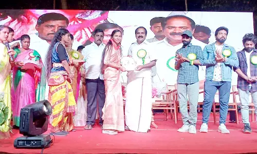 தனியார் பள்ளியில் ஆண்டு விழா; போட்டிகளில் வெற்றி பெற்ற மாணவர்களுக்கு பரிசு