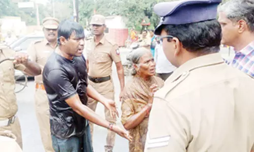 சேலம் கலெக்டர் அலுவலகம் முன்பு தீக்குளிக்க முயற்சி