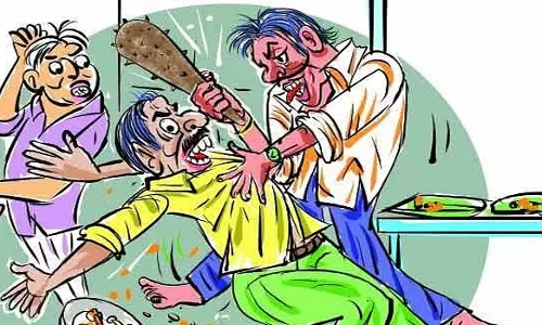 சப்-இன்ஸ்பெக்டரை உருட்டு கட்டையால்  சரமாரியாக தாக்கிய அண்ணன் - தம்பி